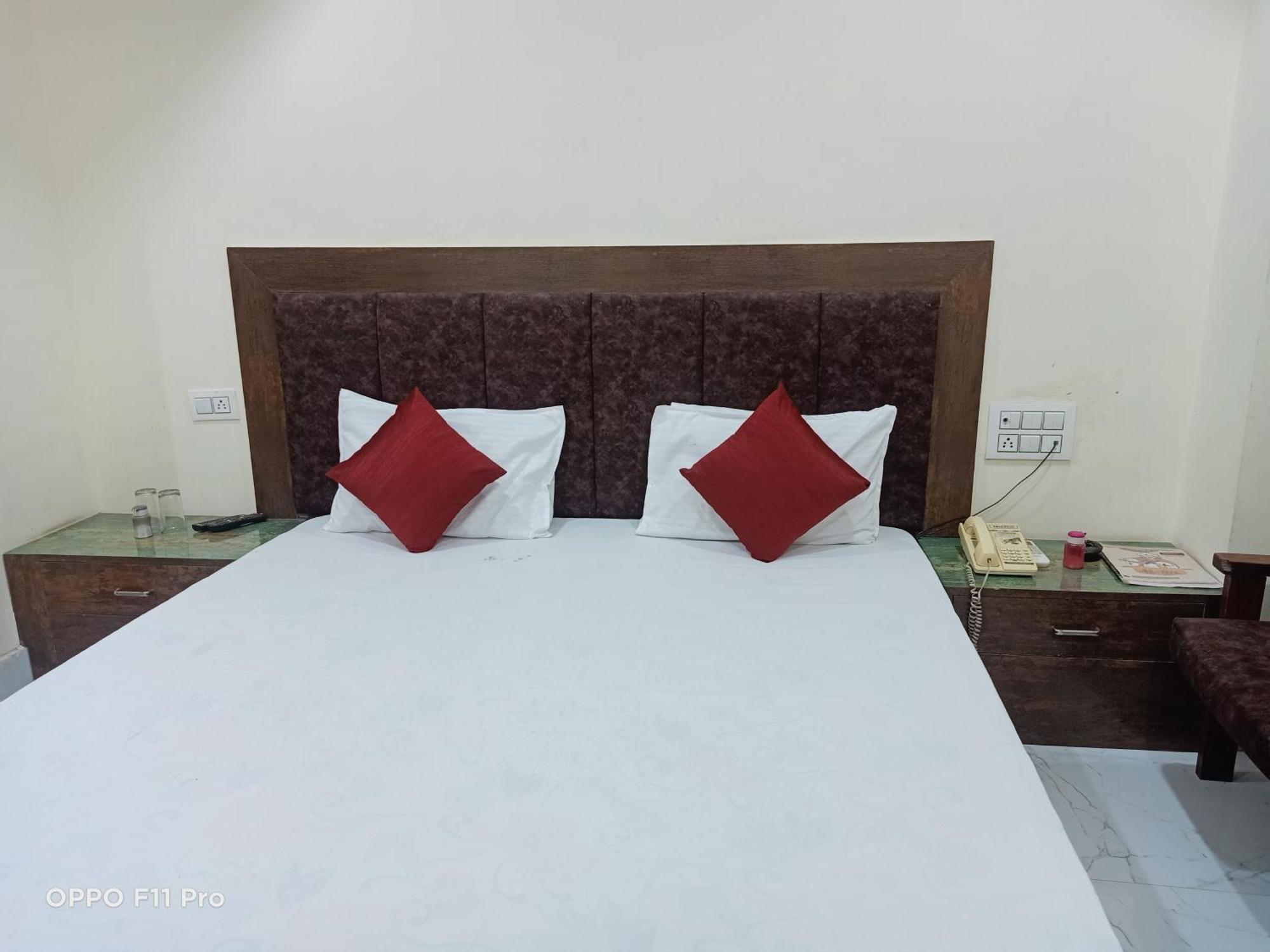 Hotel Ambassador Inn Gwalior Bagian luar foto