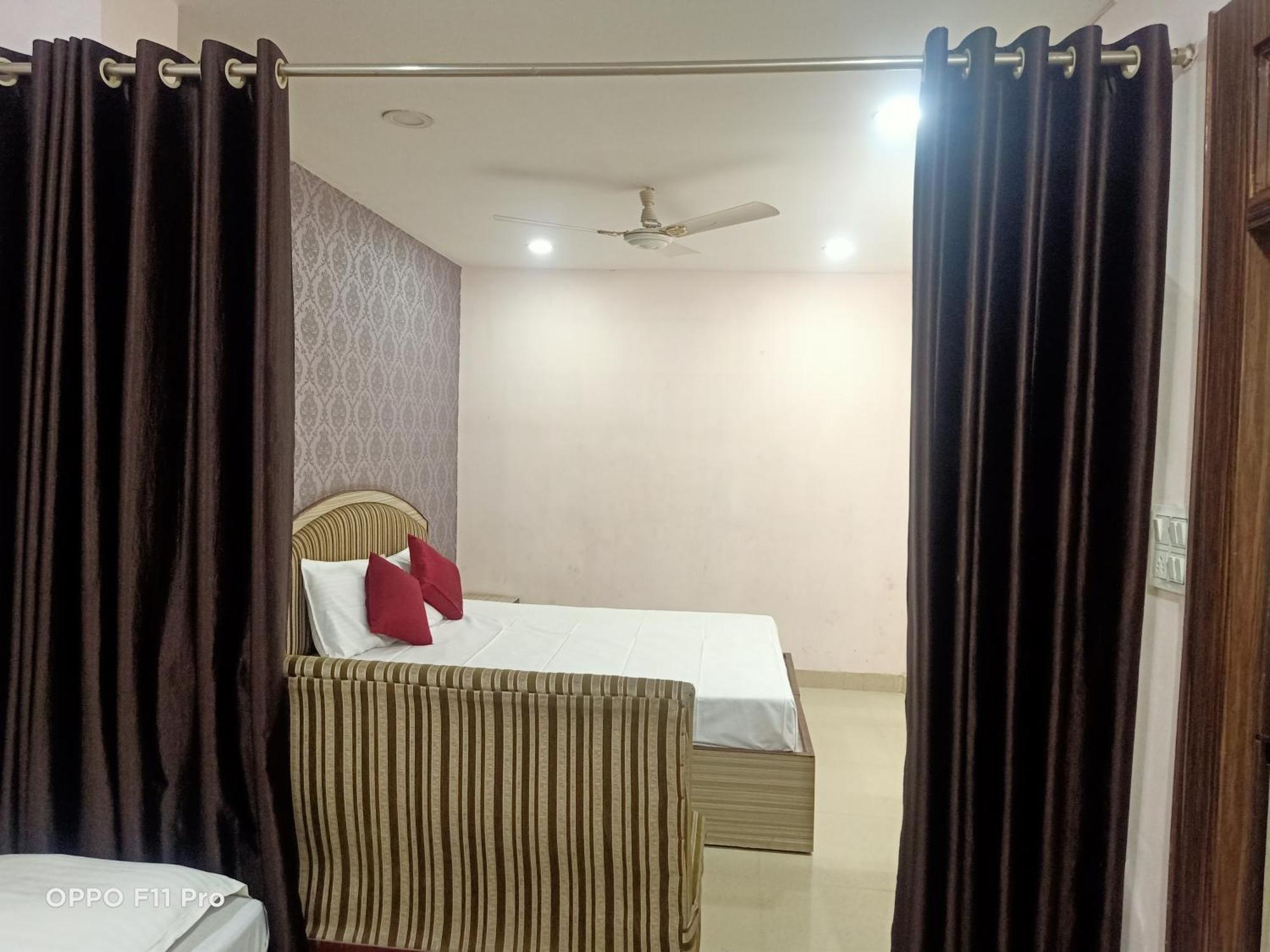 Hotel Ambassador Inn Gwalior Bagian luar foto