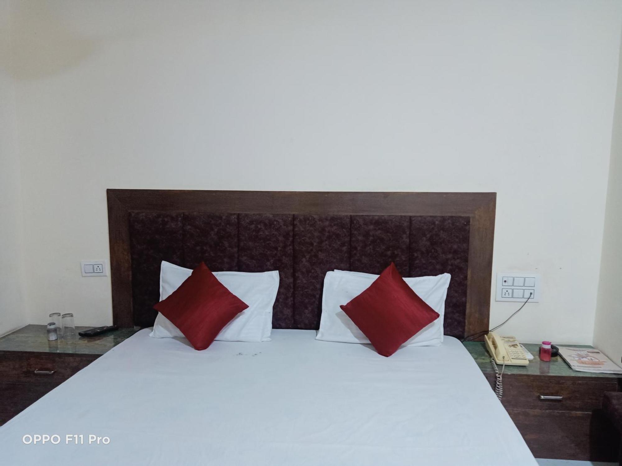 Hotel Ambassador Inn Gwalior Bagian luar foto
