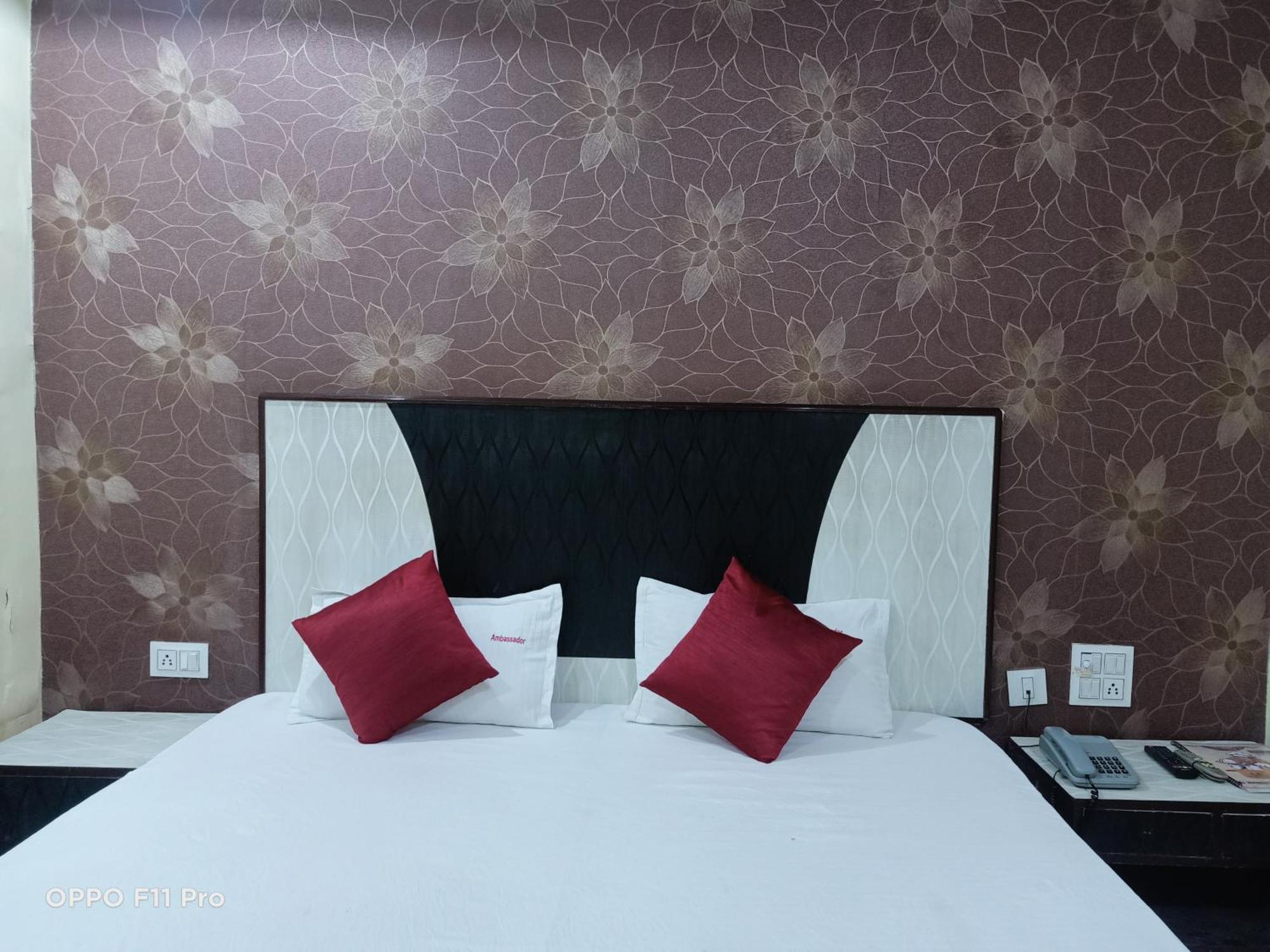 Hotel Ambassador Inn Gwalior Bagian luar foto