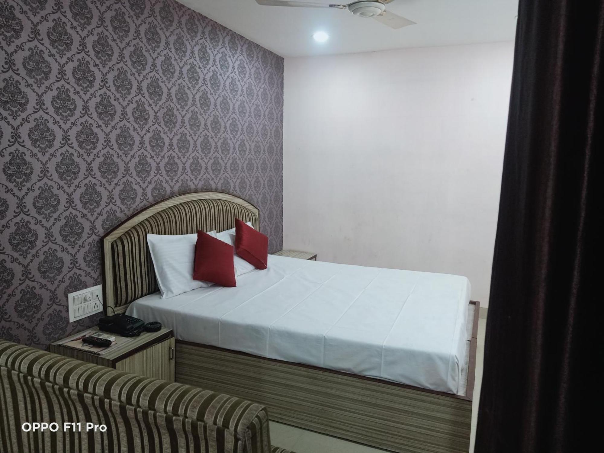 Hotel Ambassador Inn Gwalior Bagian luar foto